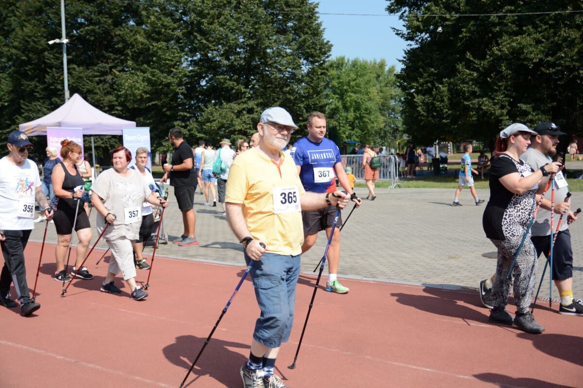 Odbyła się sierpniowa edycja Biegu Wiewiórki! W sobotę 24 sierpnia 2024 roku  wszyscy chętni tradycyjnie zebrali się przy Szkole Podstawowej Sportowej nr 15 przy ul. Energetyków 15, aby wziąć udział w zawodach biegowych. / fot. Marek Faber