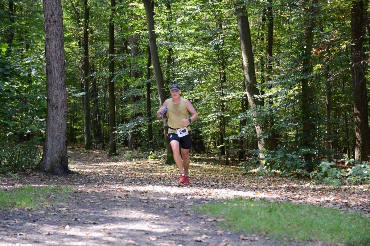 Odbyła się sierpniowa edycja Biegu Wiewiórki! W sobotę 24 sierpnia 2024 roku  wszyscy chętni tradycyjnie zebrali się przy Szkole Podstawowej Sportowej nr 15 przy ul. Energetyków 15, aby wziąć udział w zawodach biegowych. / fot. Marek Faber