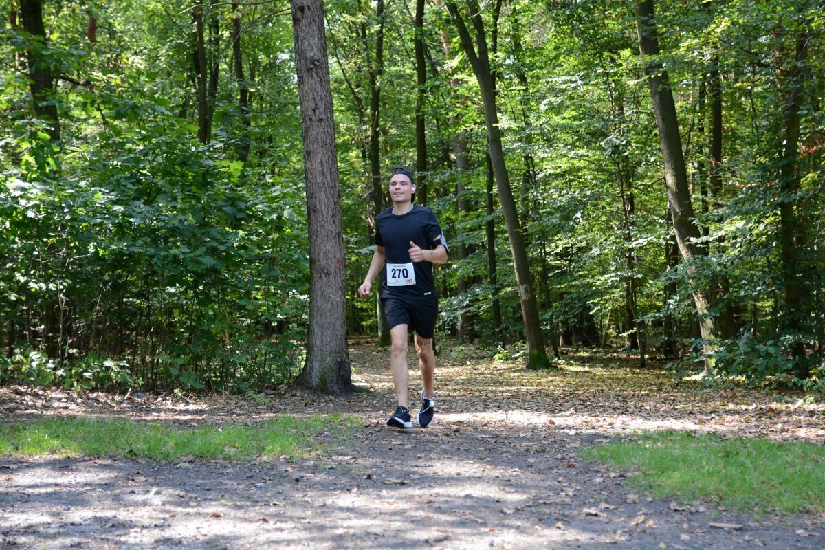Odbyła się sierpniowa edycja Biegu Wiewiórki! W sobotę 24 sierpnia 2024 roku  wszyscy chętni tradycyjnie zebrali się przy Szkole Podstawowej Sportowej nr 15 przy ul. Energetyków 15, aby wziąć udział w zawodach biegowych. / fot. Marek Faber