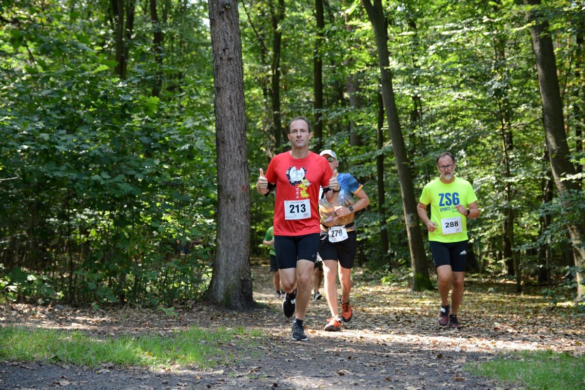 Odbyła się sierpniowa edycja Biegu Wiewiórki! W sobotę 24 sierpnia 2024 roku  wszyscy chętni tradycyjnie zebrali się przy Szkole Podstawowej Sportowej nr 15 przy ul. Energetyków 15, aby wziąć udział w zawodach biegowych. / fot. Marek Faber