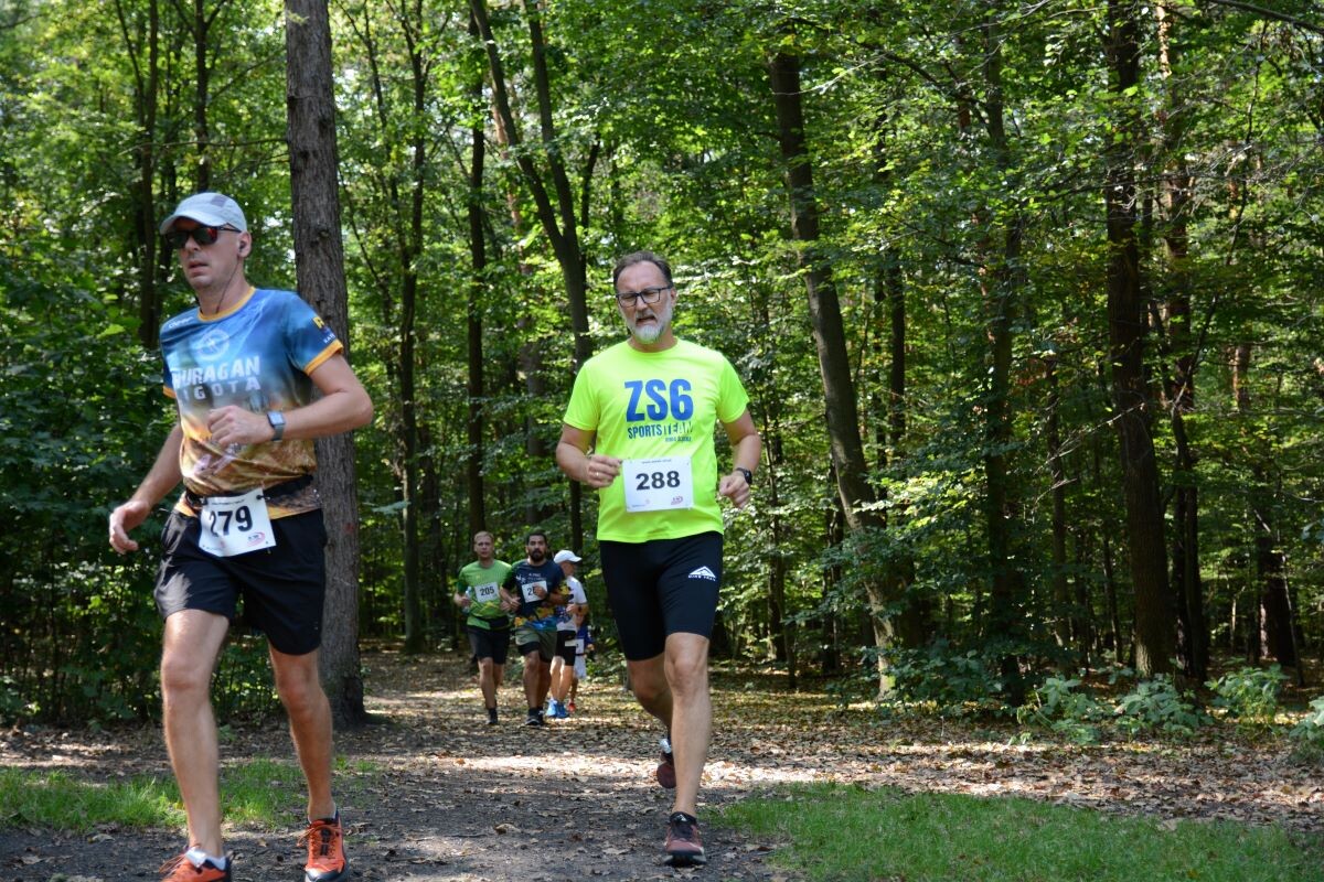 Odbyła się sierpniowa edycja Biegu Wiewiórki! W sobotę 24 sierpnia 2024 roku  wszyscy chętni tradycyjnie zebrali się przy Szkole Podstawowej Sportowej nr 15 przy ul. Energetyków 15, aby wziąć udział w zawodach biegowych. / fot. Marek Faber
