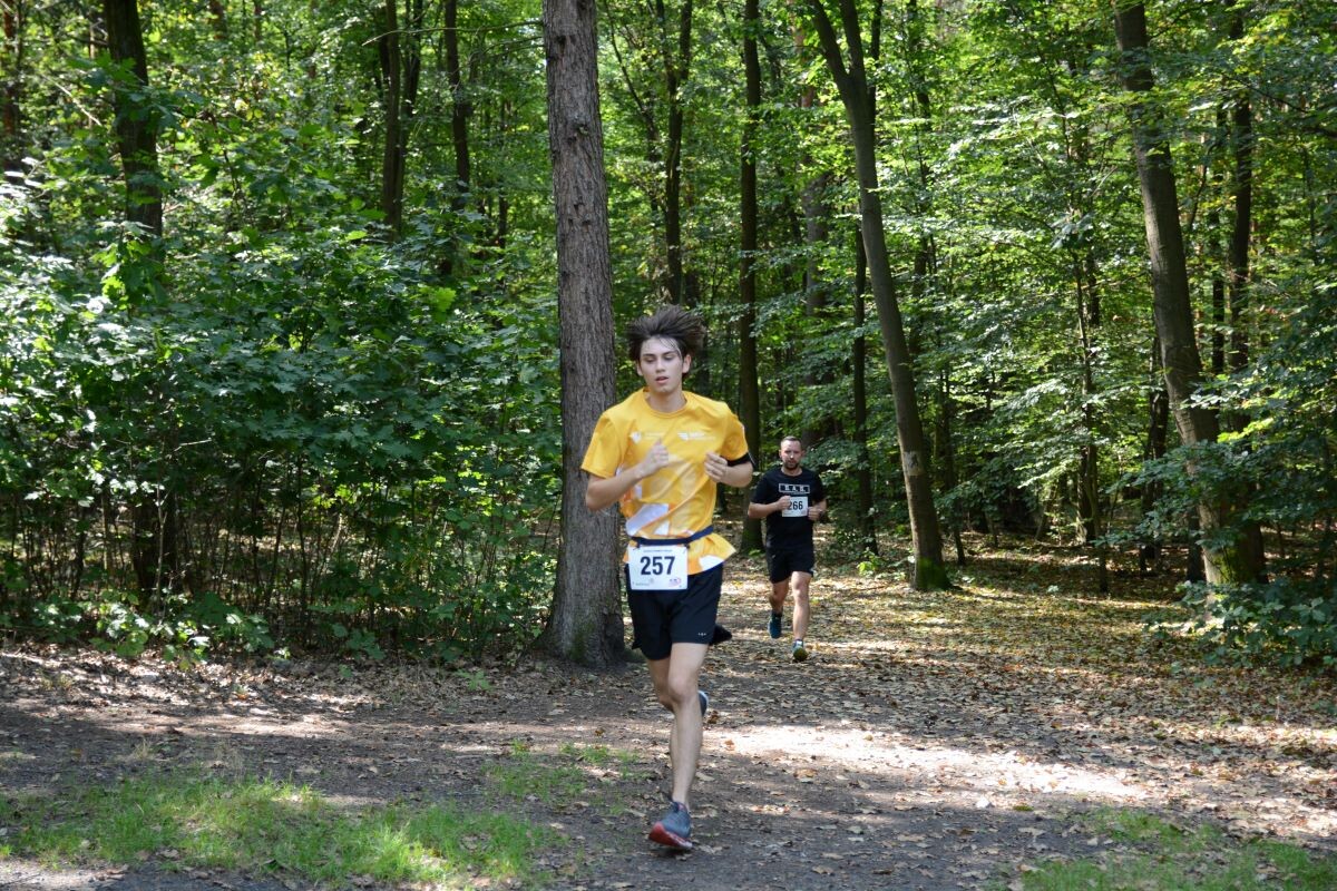 Odbyła się sierpniowa edycja Biegu Wiewiórki! W sobotę 24 sierpnia 2024 roku  wszyscy chętni tradycyjnie zebrali się przy Szkole Podstawowej Sportowej nr 15 przy ul. Energetyków 15, aby wziąć udział w zawodach biegowych. / fot. Marek Faber