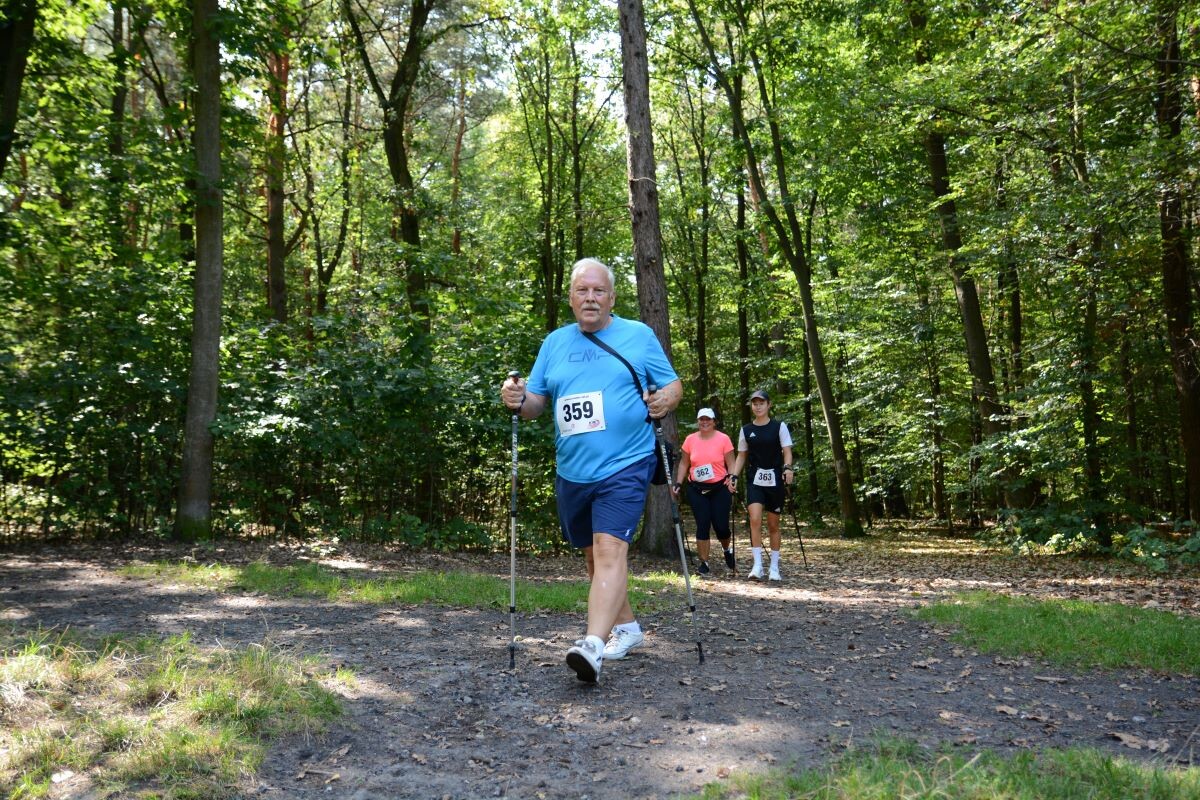 Odbyła się sierpniowa edycja Biegu Wiewiórki! W sobotę 24 sierpnia 2024 roku  wszyscy chętni tradycyjnie zebrali się przy Szkole Podstawowej Sportowej nr 15 przy ul. Energetyków 15, aby wziąć udział w zawodach biegowych. / fot. Marek Faber