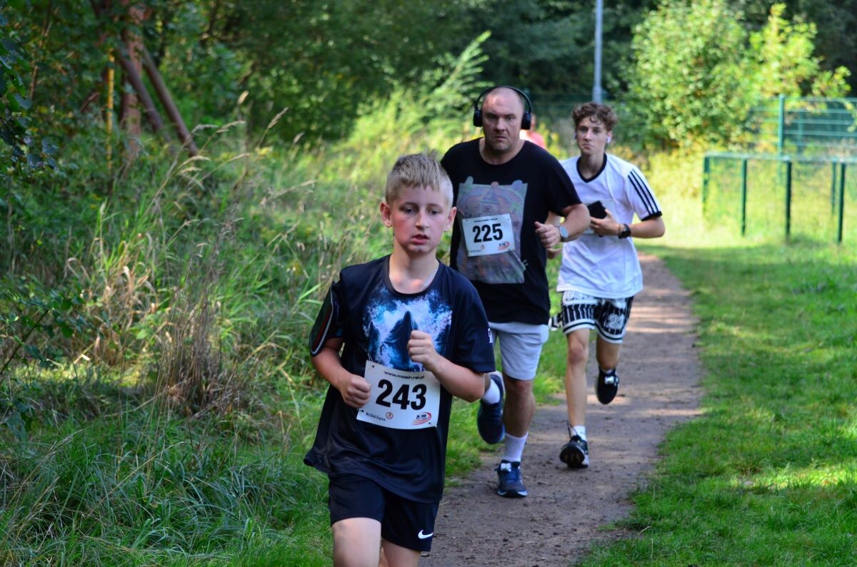 Odbyła się sierpniowa edycja Biegu Wiewiórki! W sobotę 24 sierpnia 2024 roku  wszyscy chętni tradycyjnie zebrali się przy Szkole Podstawowej Sportowej nr 15 przy ul. Energetyków 15, aby wziąć udział w zawodach biegowych. / fot. Marek Faber