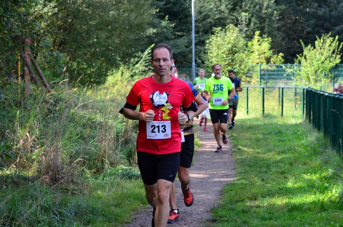 Odbyła się sierpniowa edycja Biegu Wiewiórki! W sobotę 24 sierpnia 2024 roku  wszyscy chętni tradycyjnie zebrali się przy Szkole Podstawowej Sportowej nr 15 przy ul. Energetyków 15, aby wziąć udział w zawodach biegowych. / fot. Marek Faber