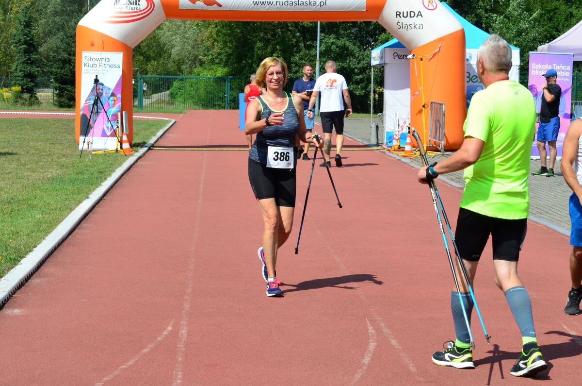 Odbyła się sierpniowa edycja Biegu Wiewiórki! W sobotę 24 sierpnia 2024 roku  wszyscy chętni tradycyjnie zebrali się przy Szkole Podstawowej Sportowej nr 15 przy ul. Energetyków 15, aby wziąć udział w zawodach biegowych. / fot. Marek Faber