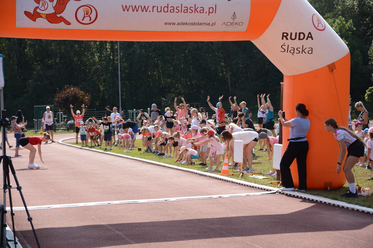 Odbyła się sierpniowa edycja Biegu Wiewiórki! W sobotę 24 sierpnia 2024 roku  wszyscy chętni tradycyjnie zebrali się przy Szkole Podstawowej Sportowej nr 15 przy ul. Energetyków 15, aby wziąć udział w zawodach biegowych. / fot. Marek Faber