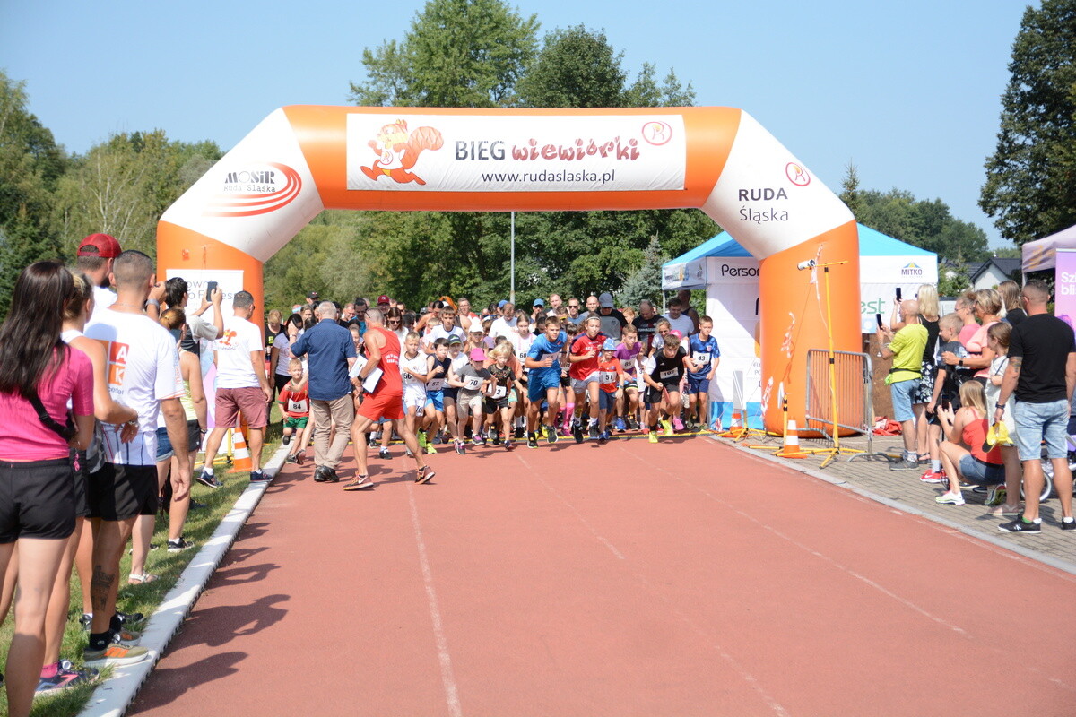 Odbyła się sierpniowa edycja Biegu Wiewiórki! W sobotę 24 sierpnia 2024 roku  wszyscy chętni tradycyjnie zebrali się przy Szkole Podstawowej Sportowej nr 15 przy ul. Energetyków 15, aby wziąć udział w zawodach biegowych. / fot. Marek Faber