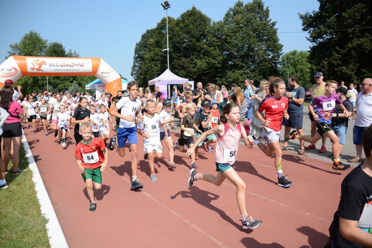 Odbyła się sierpniowa edycja Biegu Wiewiórki! W sobotę 24 sierpnia 2024 roku  wszyscy chętni tradycyjnie zebrali się przy Szkole Podstawowej Sportowej nr 15 przy ul. Energetyków 15, aby wziąć udział w zawodach biegowych. / fot. Marek Faber