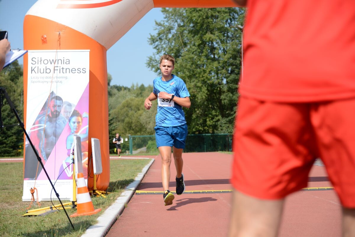 Odbyła się sierpniowa edycja Biegu Wiewiórki! W sobotę 24 sierpnia 2024 roku  wszyscy chętni tradycyjnie zebrali się przy Szkole Podstawowej Sportowej nr 15 przy ul. Energetyków 15, aby wziąć udział w zawodach biegowych. / fot. Marek Faber