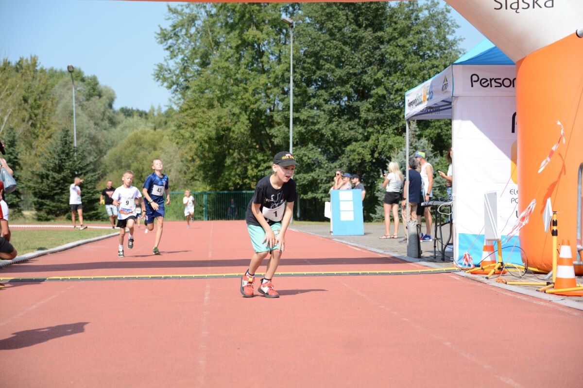 Odbyła się sierpniowa edycja Biegu Wiewiórki! W sobotę 24 sierpnia 2024 roku  wszyscy chętni tradycyjnie zebrali się przy Szkole Podstawowej Sportowej nr 15 przy ul. Energetyków 15, aby wziąć udział w zawodach biegowych. / fot. Marek Faber