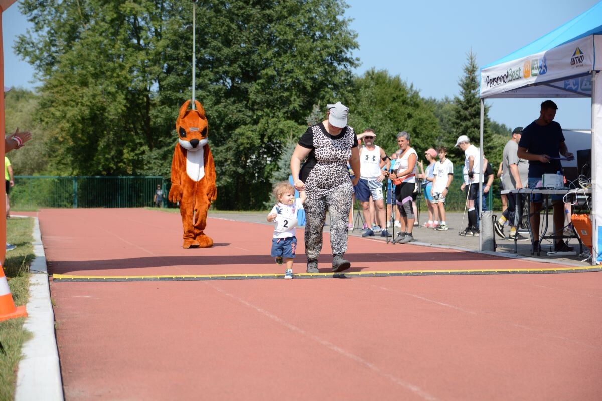 Odbyła się sierpniowa edycja Biegu Wiewiórki! W sobotę 24 sierpnia 2024 roku  wszyscy chętni tradycyjnie zebrali się przy Szkole Podstawowej Sportowej nr 15 przy ul. Energetyków 15, aby wziąć udział w zawodach biegowych. / fot. Marek Faber