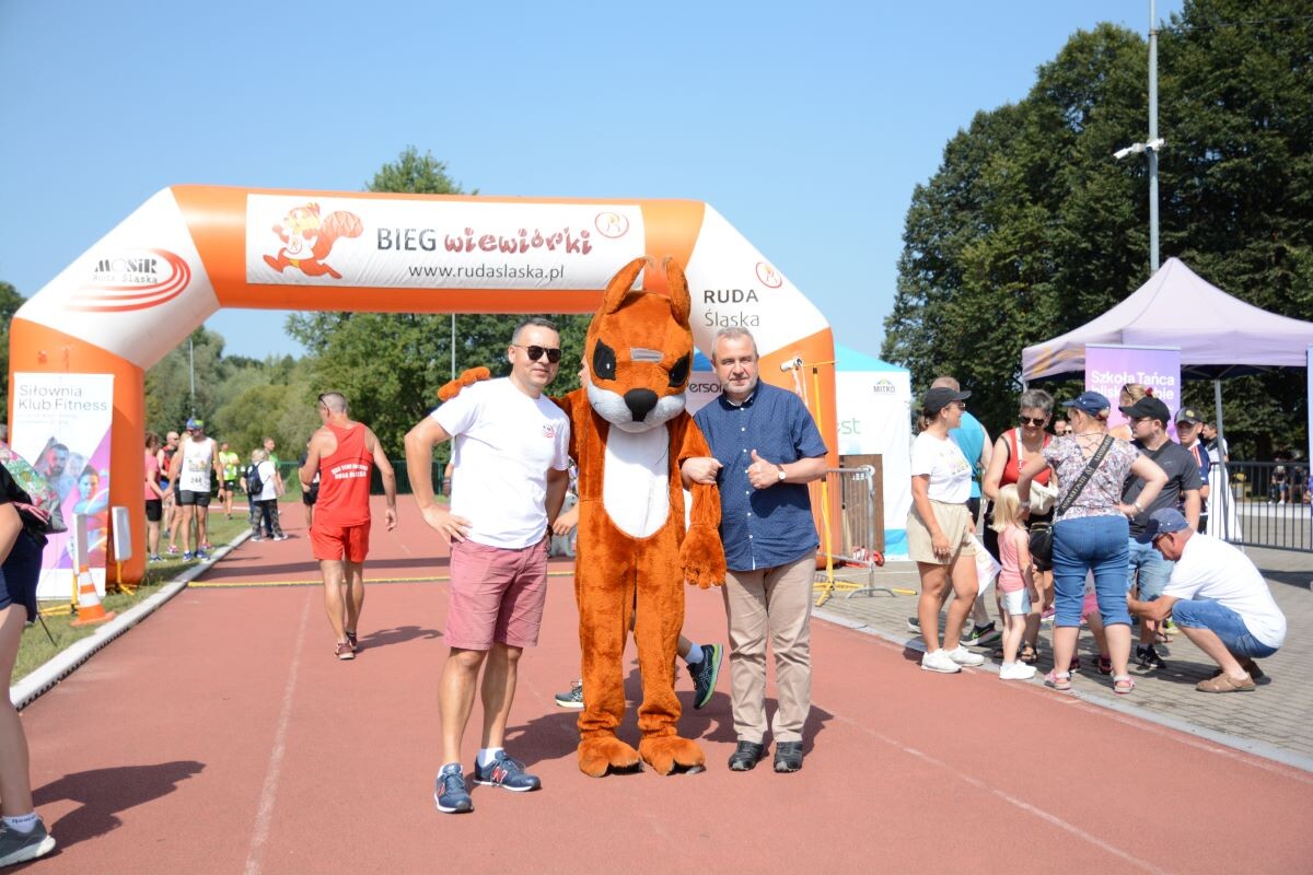Odbyła się sierpniowa edycja Biegu Wiewiórki! W sobotę 24 sierpnia 2024 roku  wszyscy chętni tradycyjnie zebrali się przy Szkole Podstawowej Sportowej nr 15 przy ul. Energetyków 15, aby wziąć udział w zawodach biegowych. / fot. Marek Faber
