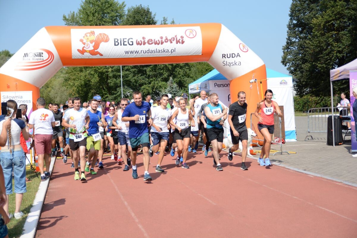 Odbyła się sierpniowa edycja Biegu Wiewiórki! W sobotę 24 sierpnia 2024 roku  wszyscy chętni tradycyjnie zebrali się przy Szkole Podstawowej Sportowej nr 15 przy ul. Energetyków 15, aby wziąć udział w zawodach biegowych. / fot. Marek Faber