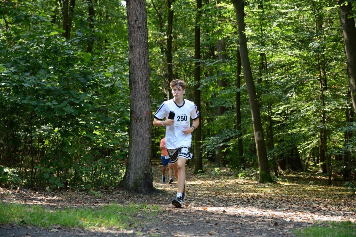 Odbyła się sierpniowa edycja Biegu Wiewiórki! W sobotę 24 sierpnia 2024 roku  wszyscy chętni tradycyjnie zebrali się przy Szkole Podstawowej Sportowej nr 15 przy ul. Energetyków 15, aby wziąć udział w zawodach biegowych. / fot. Marek Faber