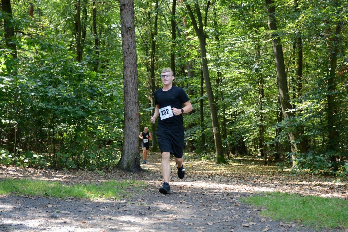 Odbyła się sierpniowa edycja Biegu Wiewiórki! W sobotę 24 sierpnia 2024 roku  wszyscy chętni tradycyjnie zebrali się przy Szkole Podstawowej Sportowej nr 15 przy ul. Energetyków 15, aby wziąć udział w zawodach biegowych. / fot. Marek Faber