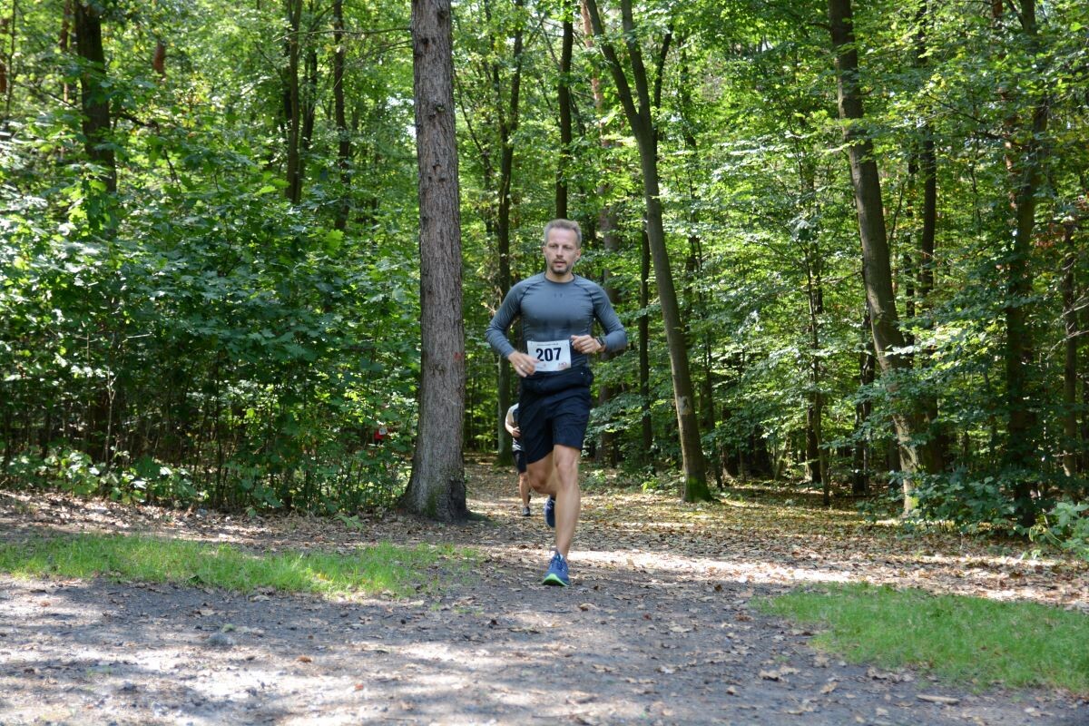 Odbyła się sierpniowa edycja Biegu Wiewiórki! W sobotę 24 sierpnia 2024 roku  wszyscy chętni tradycyjnie zebrali się przy Szkole Podstawowej Sportowej nr 15 przy ul. Energetyków 15, aby wziąć udział w zawodach biegowych. / fot. Marek Faber