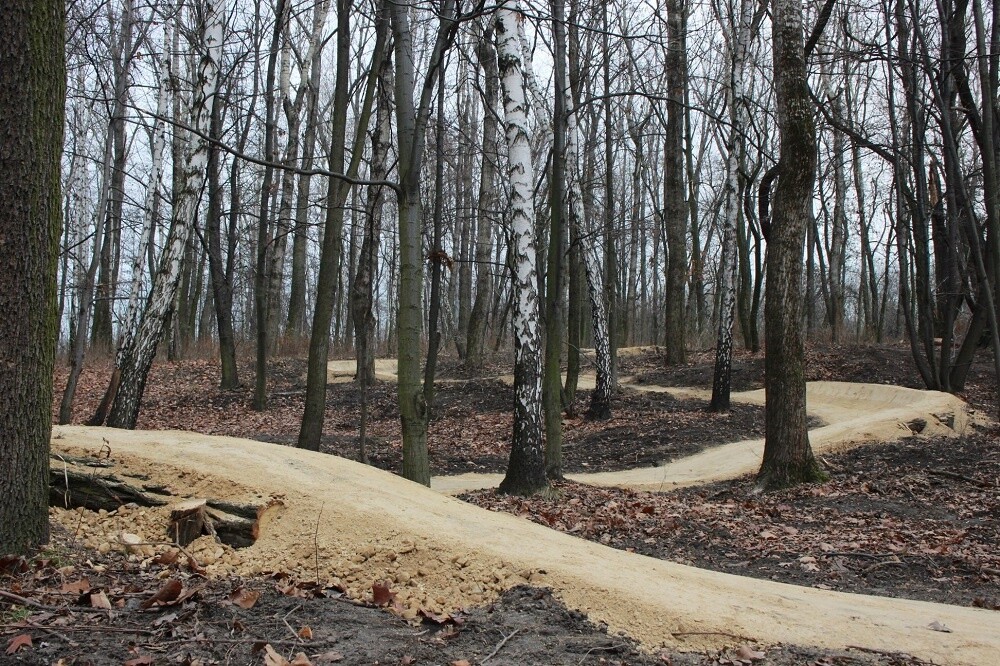 Park Strzelnica w Rudzie Śląskiej - Bielszowicach ma kolejną atrakcję. W ramach budżetu obywatelskiego powstała tam trasa rowerowa typu singletrack. To ponad 1,6 km toru, 3 trasy zjazdowe o różnym stopniu trudności i miejsca do odpoczynku. Koszt inwestycji to ponad 226 tys. zł.