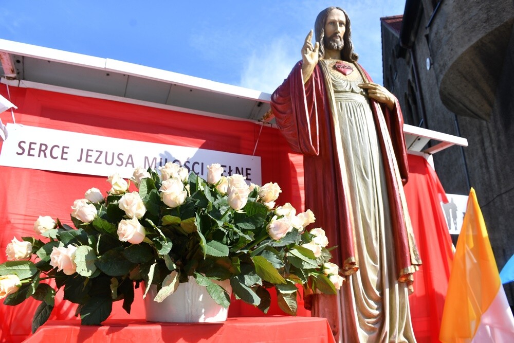 Ulicami wszystkich dzielnic naszego miasta przeszły dzisiaj procesje z okazji obchodów Uroczystości Najświętszego Ciała i Krwi Chrystusa.

fot. Jacek Knapik