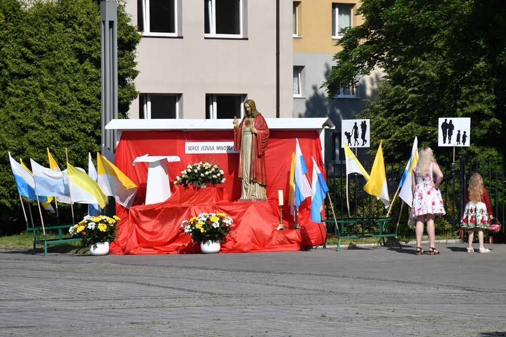 Ulicami wszystkich dzielnic naszego miasta przeszły dzisiaj procesje z okazji obchodów Uroczystości Najświętszego Ciała i Krwi Chrystusa.

fot. Jacek Knapik