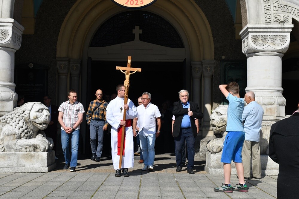 Ulicami wszystkich dzielnic naszego miasta przeszły dzisiaj procesje z okazji obchodów Uroczystości Najświętszego Ciała i Krwi Chrystusa.

fot. Jacek Knapik