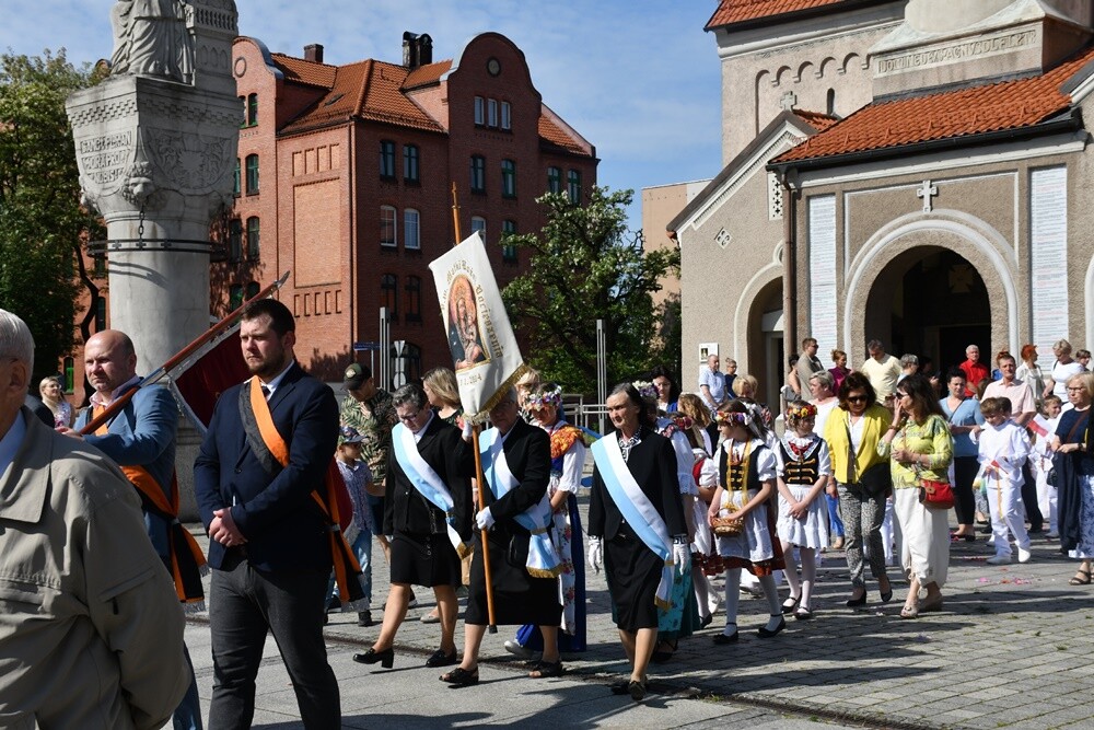 Ulicami wszystkich dzielnic naszego miasta przeszły dzisiaj procesje z okazji obchodów Uroczystości Najświętszego Ciała i Krwi Chrystusa.

fot. Jacek Knapik