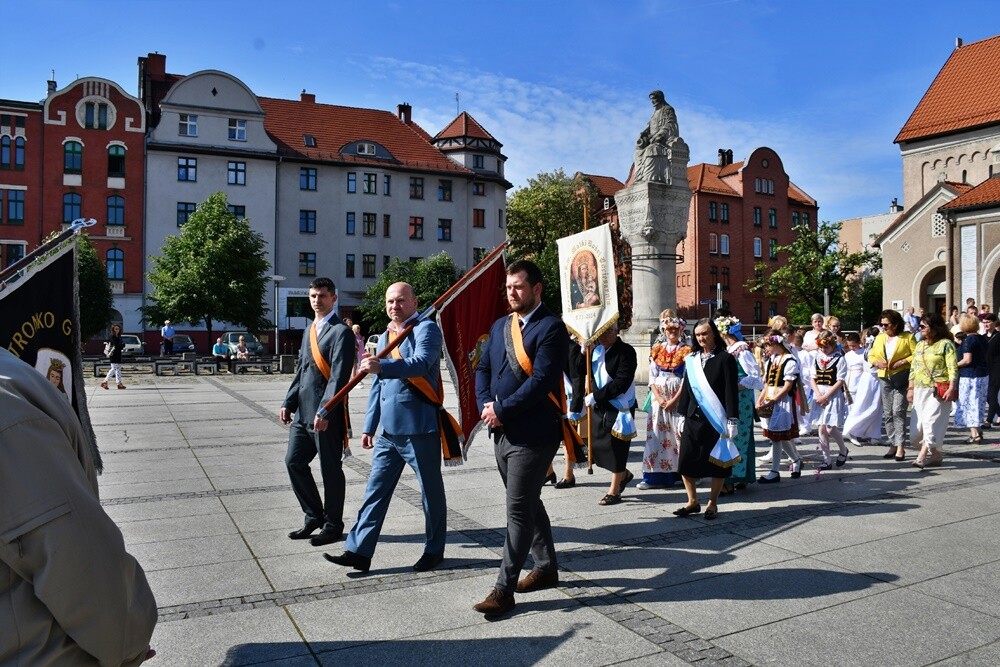Ulicami wszystkich dzielnic naszego miasta przeszły dzisiaj procesje z okazji obchodów Uroczystości Najświętszego Ciała i Krwi Chrystusa.

fot. Jacek Knapik