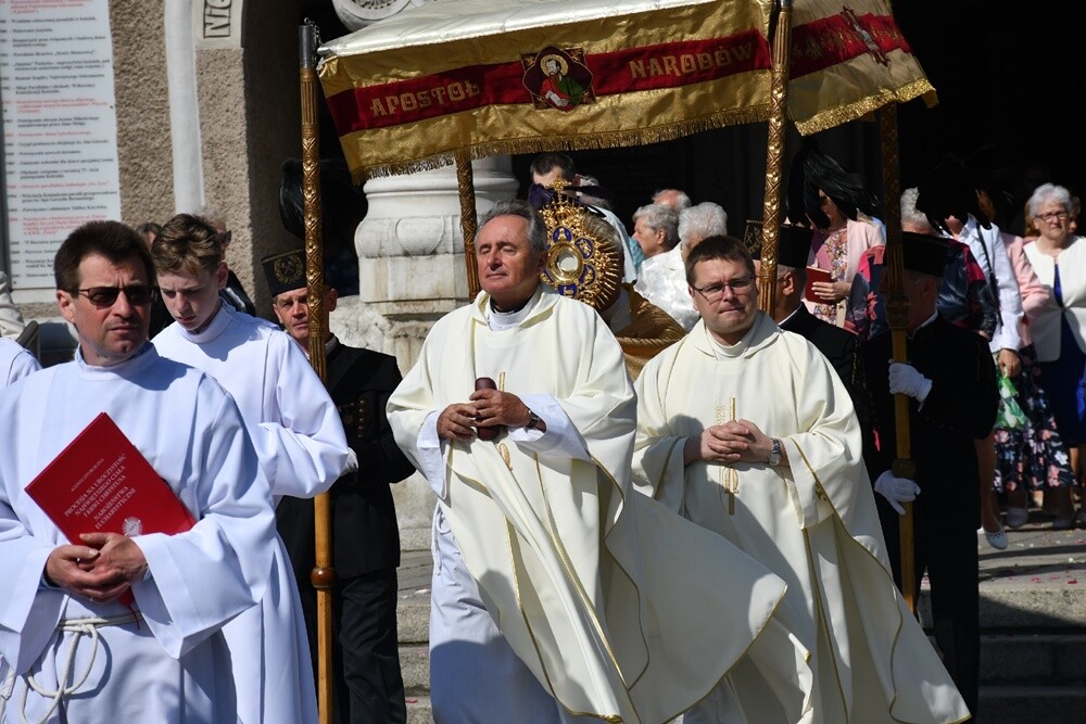 Ulicami wszystkich dzielnic naszego miasta przeszły dzisiaj procesje z okazji obchodów Uroczystości Najświętszego Ciała i Krwi Chrystusa.

fot. Jacek Knapik