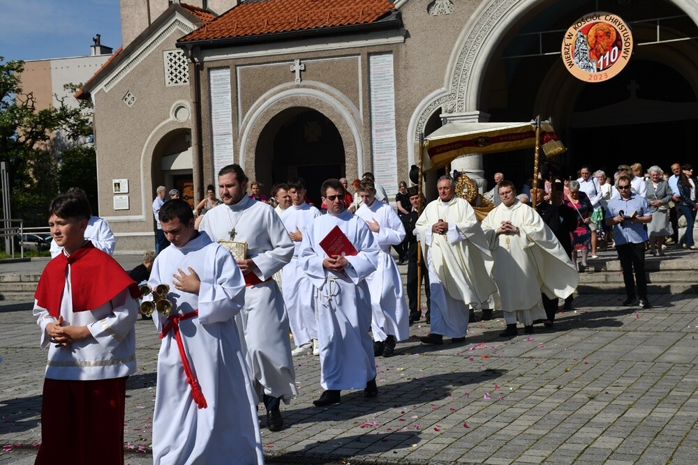 Ulicami wszystkich dzielnic naszego miasta przeszły dzisiaj procesje z okazji obchodów Uroczystości Najświętszego Ciała i Krwi Chrystusa.

fot. Jacek Knapik