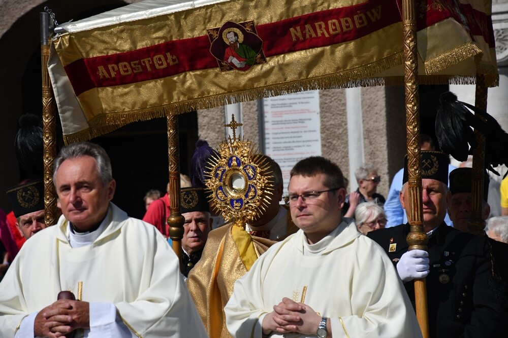 Ulicami wszystkich dzielnic naszego miasta przeszły dzisiaj procesje z okazji obchodów Uroczystości Najświętszego Ciała i Krwi Chrystusa.

fot. Jacek Knapik