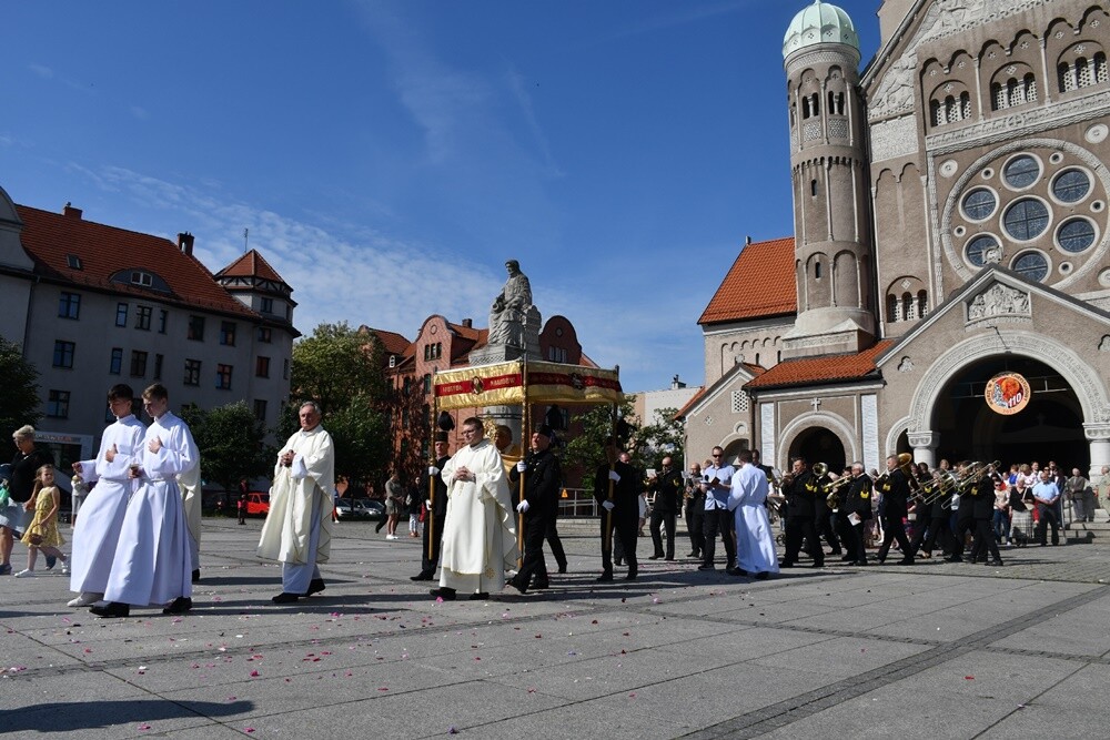 Ulicami wszystkich dzielnic naszego miasta przeszły dzisiaj procesje z okazji obchodów Uroczystości Najświętszego Ciała i Krwi Chrystusa.

fot. Jacek Knapik