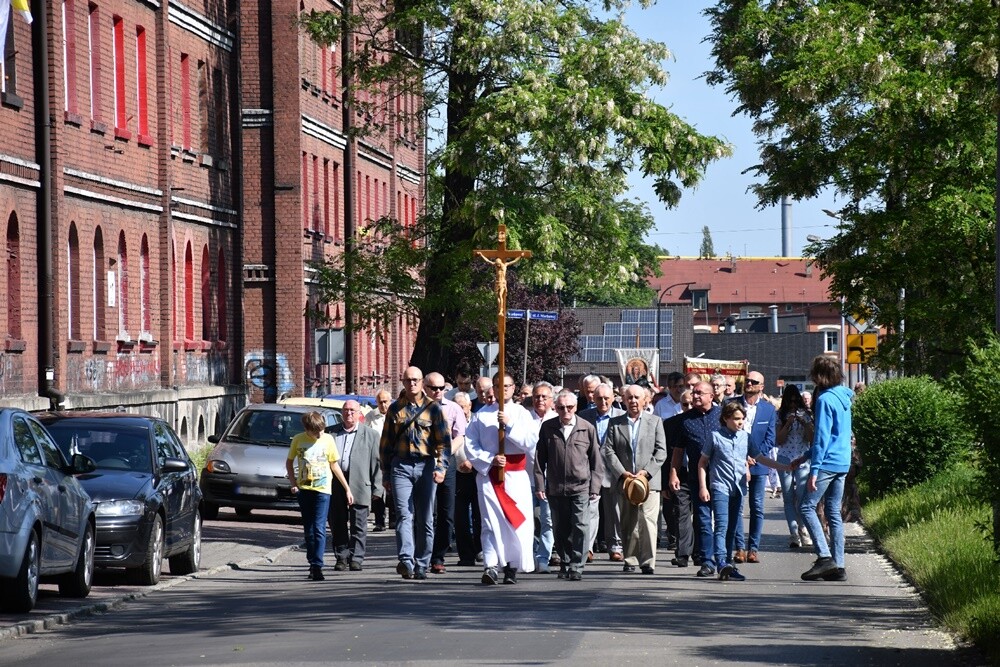 Ulicami wszystkich dzielnic naszego miasta przeszły dzisiaj procesje z okazji obchodów Uroczystości Najświętszego Ciała i Krwi Chrystusa.

fot. Jacek Knapik