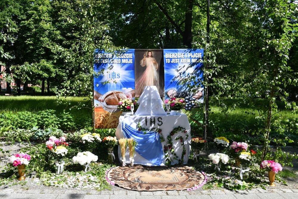 Ulicami wszystkich dzielnic naszego miasta przeszły dzisiaj procesje z okazji obchodów Uroczystości Najświętszego Ciała i Krwi Chrystusa.

fot. Jacek Knapik