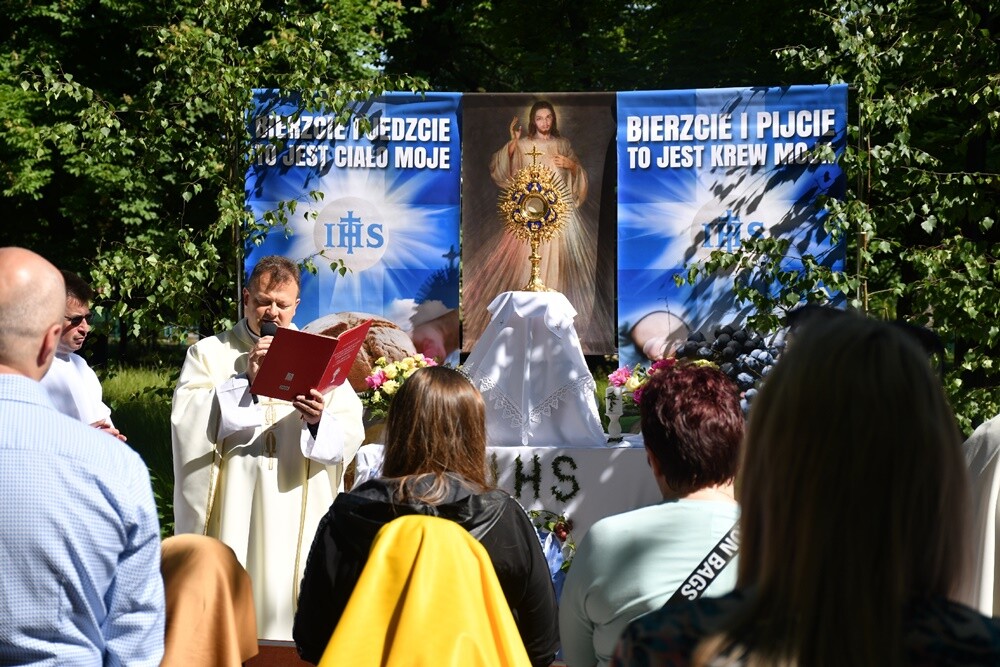 Ulicami wszystkich dzielnic naszego miasta przeszły dzisiaj procesje z okazji obchodów Uroczystości Najświętszego Ciała i Krwi Chrystusa.

fot. Jacek Knapik