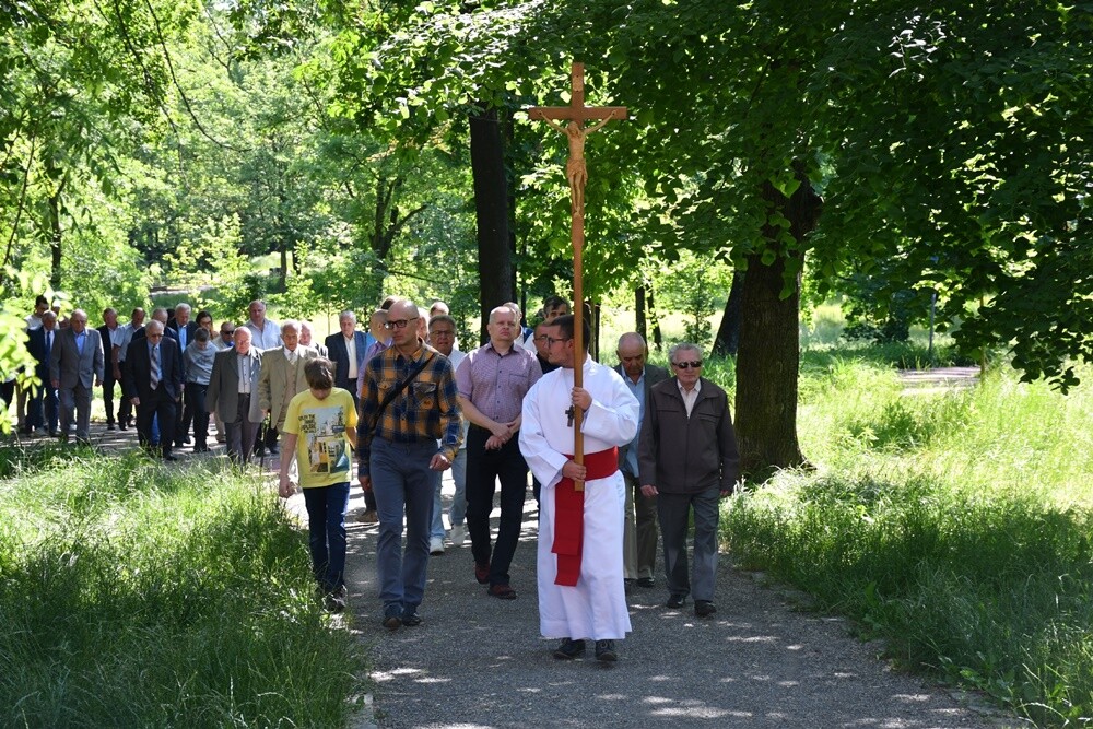 Ulicami wszystkich dzielnic naszego miasta przeszły dzisiaj procesje z okazji obchodów Uroczystości Najświętszego Ciała i Krwi Chrystusa.

fot. Jacek Knapik