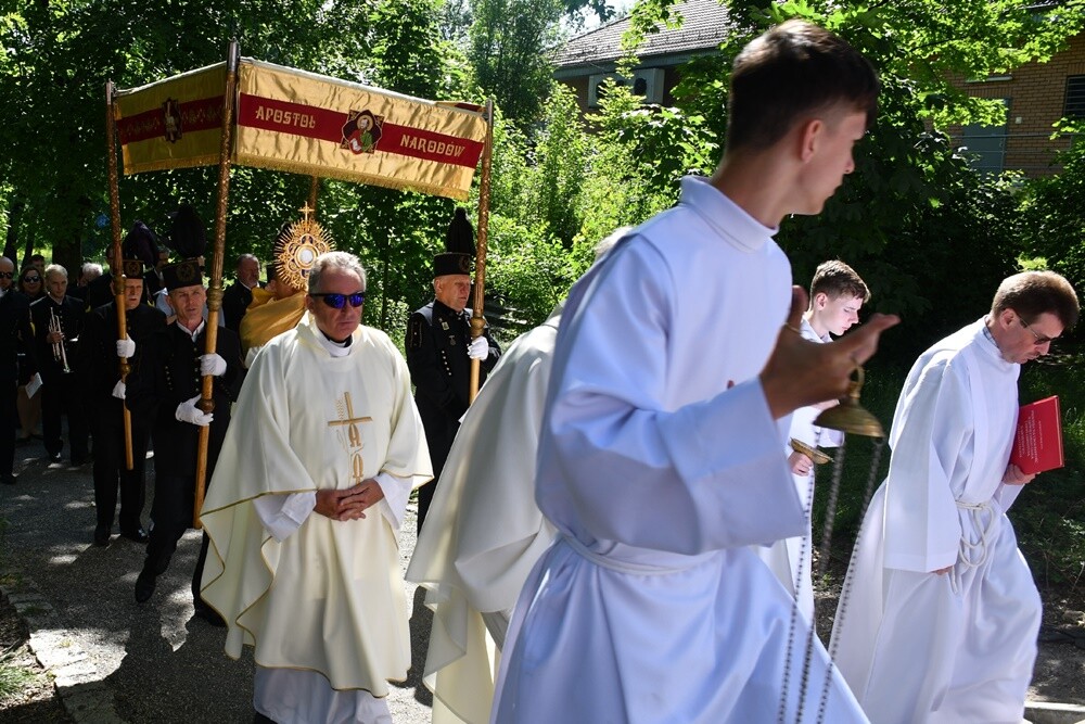 Ulicami wszystkich dzielnic naszego miasta przeszły dzisiaj procesje z okazji obchodów Uroczystości Najświętszego Ciała i Krwi Chrystusa.

fot. Jacek Knapik