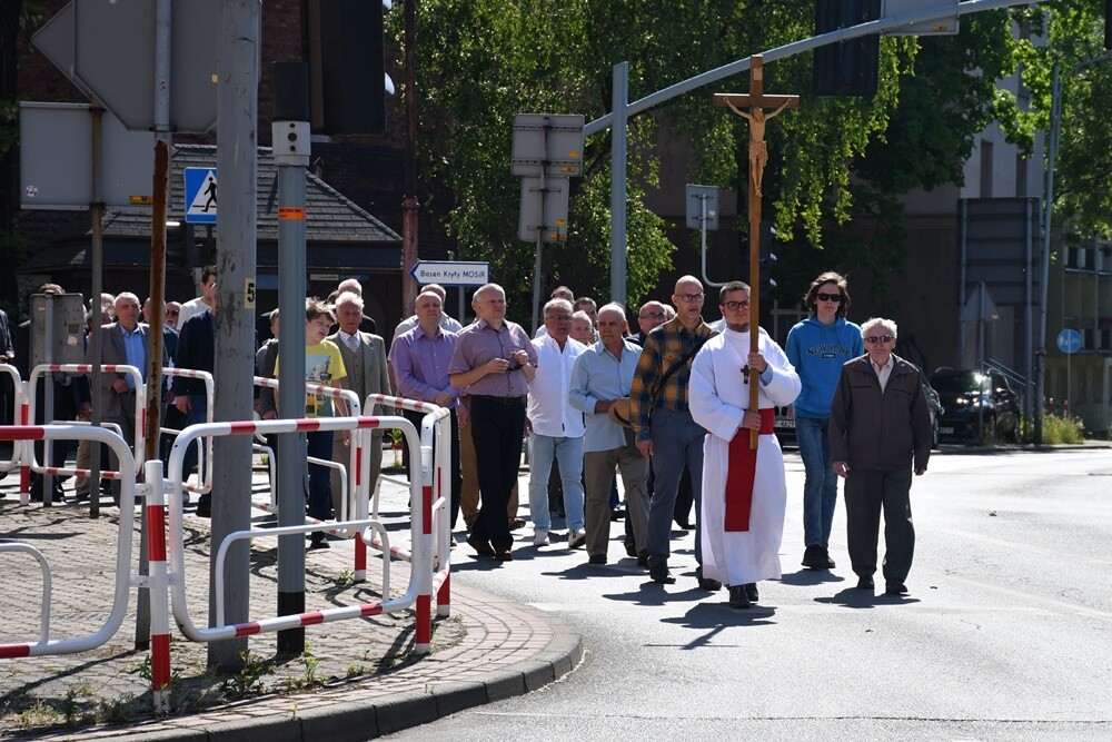 Ulicami wszystkich dzielnic naszego miasta przeszły dzisiaj procesje z okazji obchodów Uroczystości Najświętszego Ciała i Krwi Chrystusa.

fot. Jacek Knapik