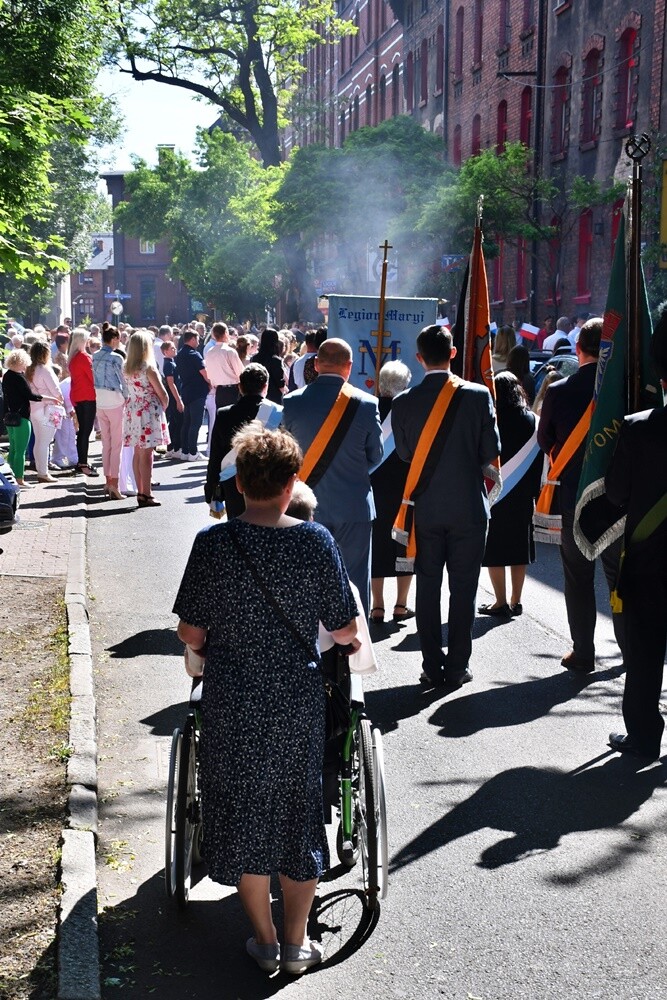 Ulicami wszystkich dzielnic naszego miasta przeszły dzisiaj procesje z okazji obchodów Uroczystości Najświętszego Ciała i Krwi Chrystusa.

fot. Jacek Knapik