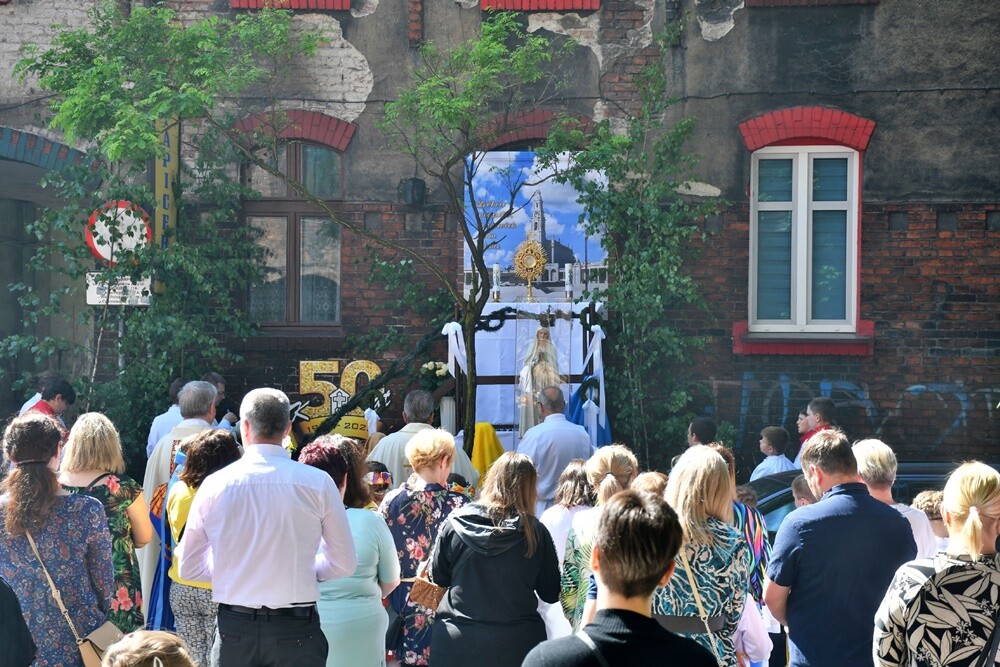 Ulicami wszystkich dzielnic naszego miasta przeszły dzisiaj procesje z okazji obchodów Uroczystości Najświętszego Ciała i Krwi Chrystusa.

fot. Jacek Knapik