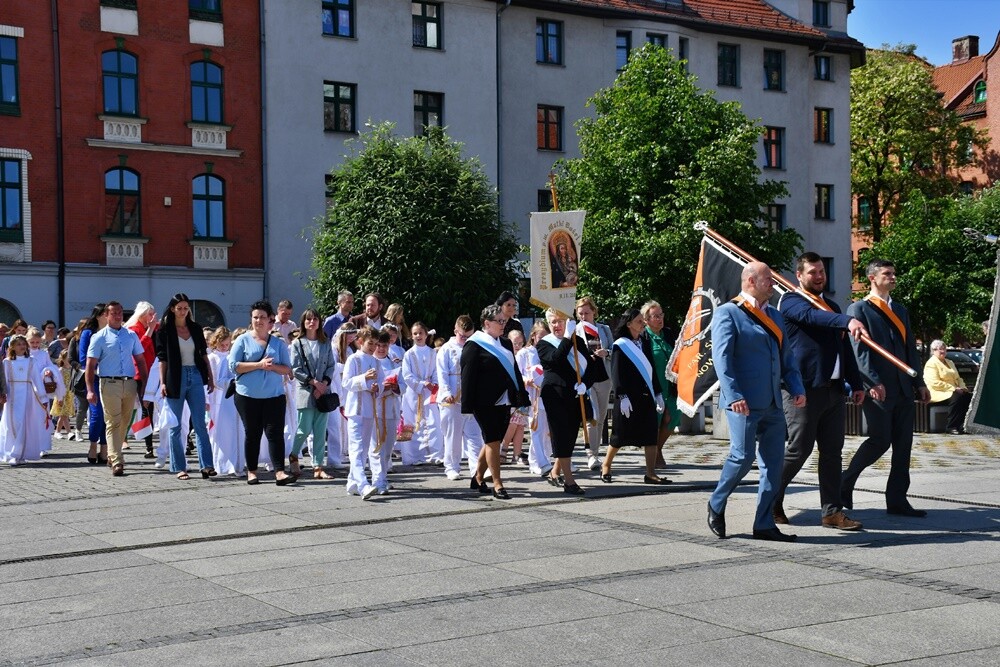 Ulicami wszystkich dzielnic naszego miasta przeszły dzisiaj procesje z okazji obchodów Uroczystości Najświętszego Ciała i Krwi Chrystusa.

fot. Jacek Knapik