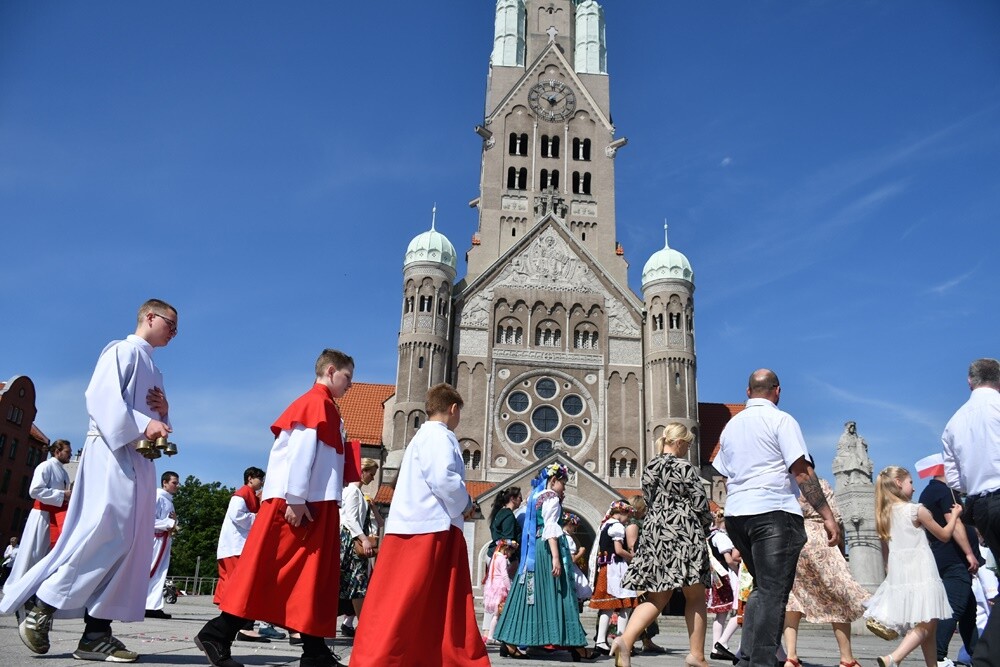 Ulicami wszystkich dzielnic naszego miasta przeszły dzisiaj procesje z okazji obchodów Uroczystości Najświętszego Ciała i Krwi Chrystusa.

fot. Jacek Knapik