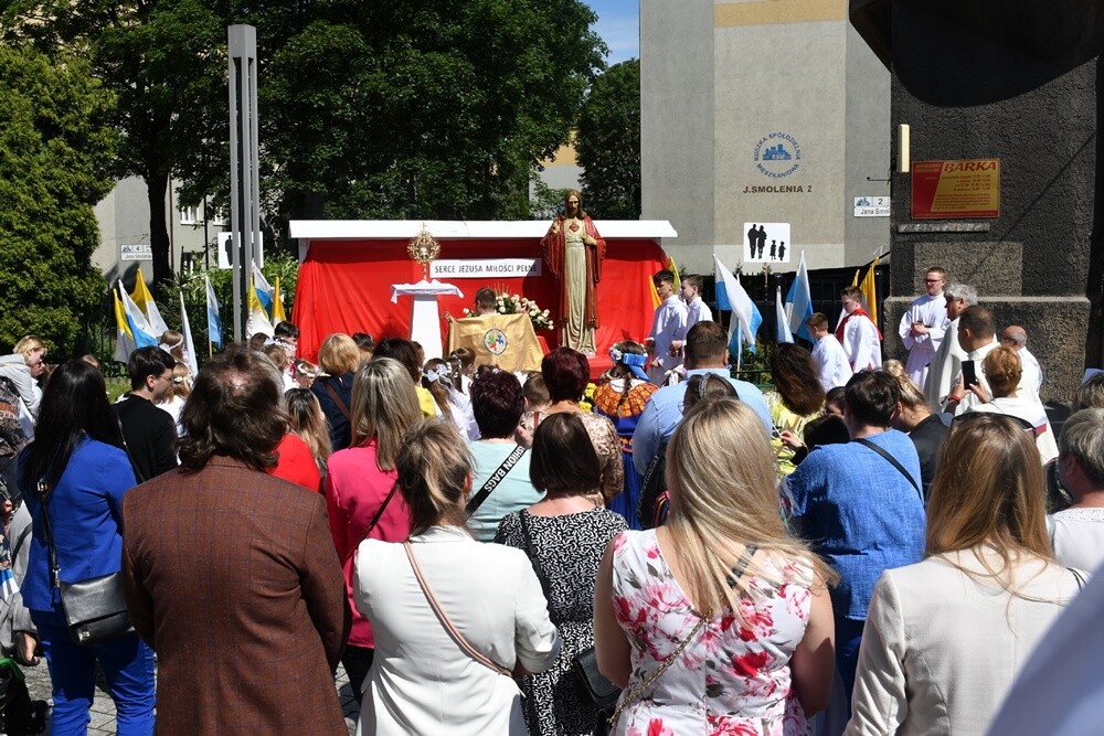 Ulicami wszystkich dzielnic naszego miasta przeszły dzisiaj procesje z okazji obchodów Uroczystości Najświętszego Ciała i Krwi Chrystusa.

fot. Jacek Knapik
