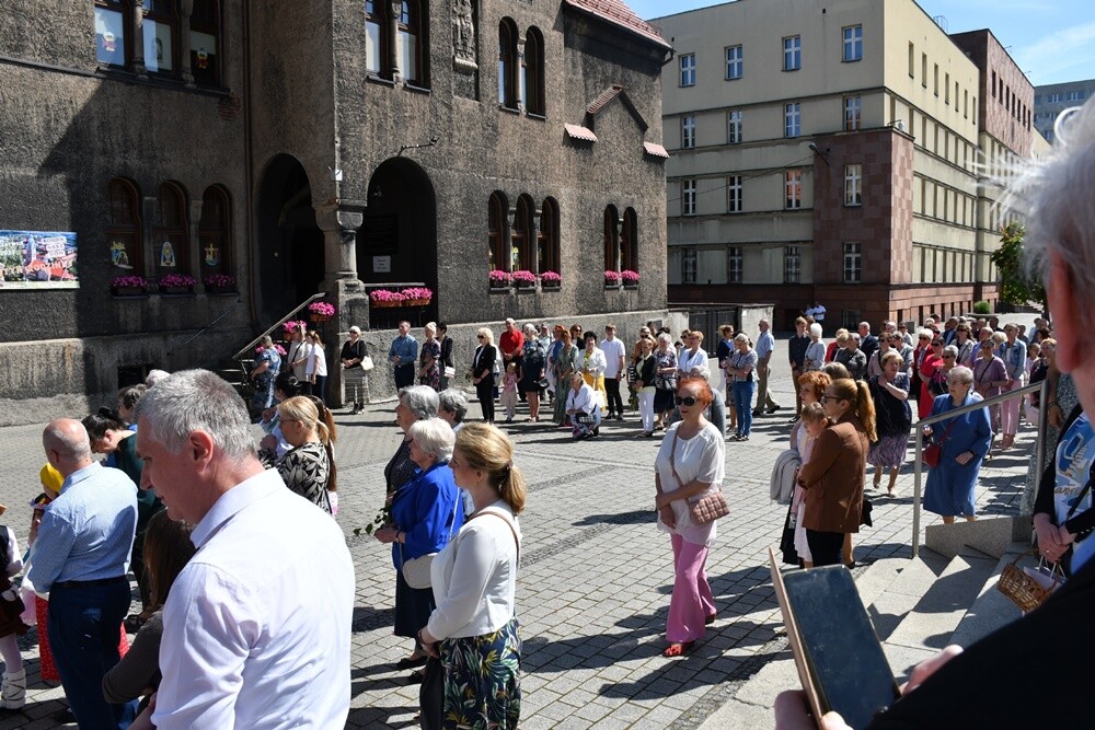 Ulicami wszystkich dzielnic naszego miasta przeszły dzisiaj procesje z okazji obchodów Uroczystości Najświętszego Ciała i Krwi Chrystusa.

fot. Jacek Knapik