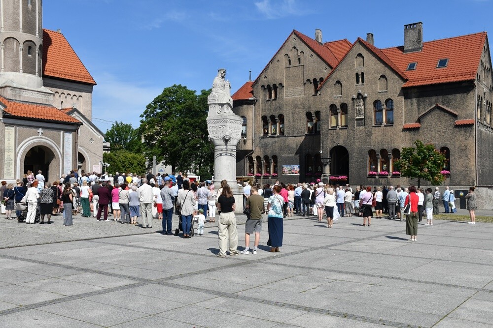 Ulicami wszystkich dzielnic naszego miasta przeszły dzisiaj procesje z okazji obchodów Uroczystości Najświętszego Ciała i Krwi Chrystusa.

fot. Jacek Knapik