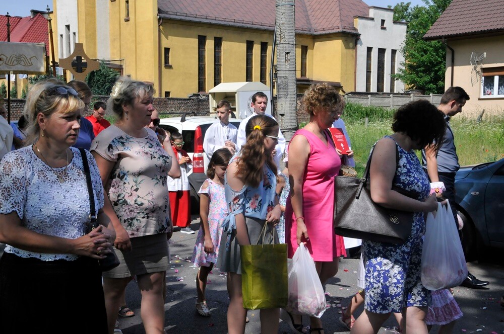Ulicami wszystkich dzielnic naszego miasta przeszły dzisiaj procesje z okazji obchodów Uroczystości Najświętszego Ciała i Krwi Chrystusa. Wierni wspominają w ten dzień Ostatnią Wieczerzę oraz Przeistoczenie chleba i wina w Ciało i Krew Jezusa Chrystusa.