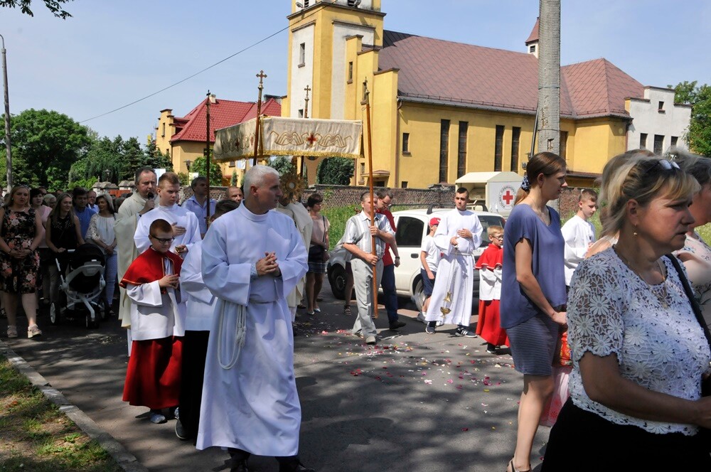 Ulicami wszystkich dzielnic naszego miasta przeszły dzisiaj procesje z okazji obchodów Uroczystości Najświętszego Ciała i Krwi Chrystusa. Wierni wspominają w ten dzień Ostatnią Wieczerzę oraz Przeistoczenie chleba i wina w Ciało i Krew Jezusa Chrystusa.