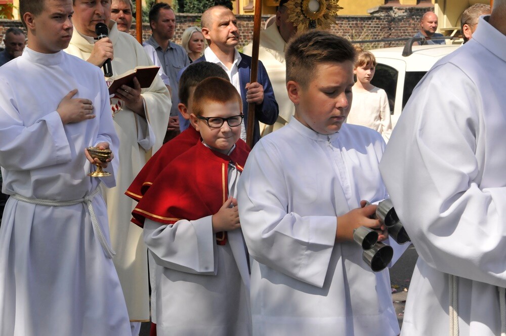 Ulicami wszystkich dzielnic naszego miasta przeszły dzisiaj procesje z okazji obchodów Uroczystości Najświętszego Ciała i Krwi Chrystusa. Wierni wspominają w ten dzień Ostatnią Wieczerzę oraz Przeistoczenie chleba i wina w Ciało i Krew Jezusa Chrystusa.