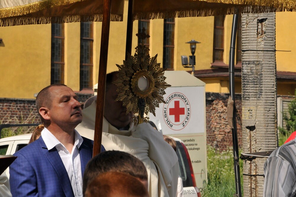 Ulicami wszystkich dzielnic naszego miasta przeszły dzisiaj procesje z okazji obchodów Uroczystości Najświętszego Ciała i Krwi Chrystusa. Wierni wspominają w ten dzień Ostatnią Wieczerzę oraz Przeistoczenie chleba i wina w Ciało i Krew Jezusa Chrystusa.