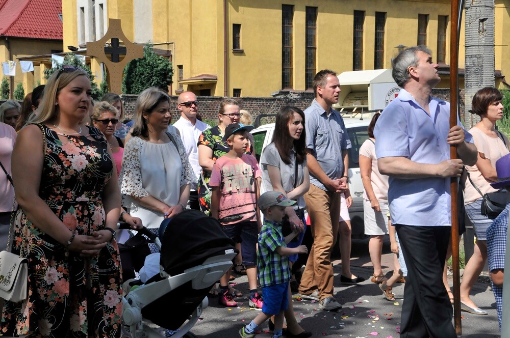 Ulicami wszystkich dzielnic naszego miasta przeszły dzisiaj procesje z okazji obchodów Uroczystości Najświętszego Ciała i Krwi Chrystusa. Wierni wspominają w ten dzień Ostatnią Wieczerzę oraz Przeistoczenie chleba i wina w Ciało i Krew Jezusa Chrystusa.