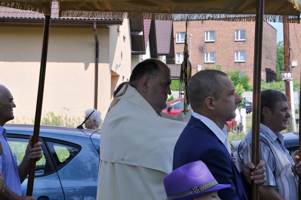 Ulicami wszystkich dzielnic naszego miasta przeszły dzisiaj procesje z okazji obchodów Uroczystości Najświętszego Ciała i Krwi Chrystusa. Wierni wspominają w ten dzień Ostatnią Wieczerzę oraz Przeistoczenie chleba i wina w Ciało i Krew Jezusa Chrystusa.